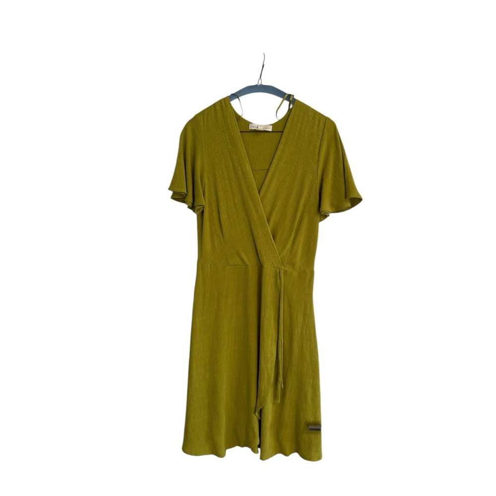 Women’s Dress size M Green Ties in front V-neck below the knee by Monteau